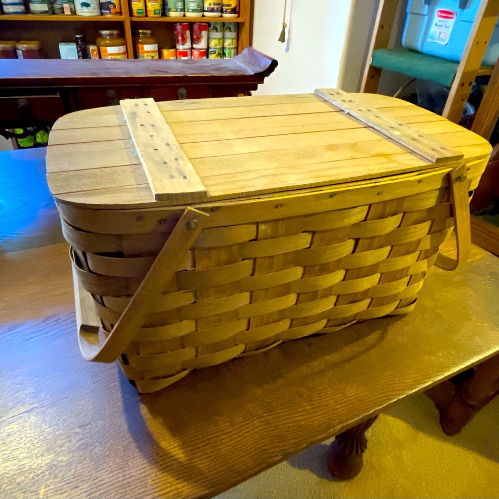 Baskerville Putney Vermont
Vintage/ antique picnic Basket